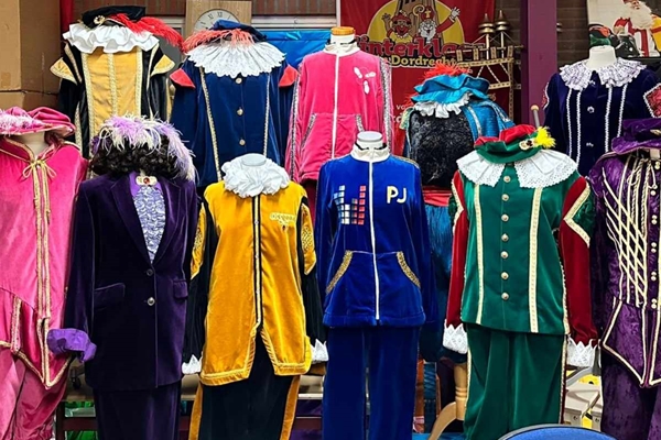 Sinterklaas en zijn pieten op televisie.